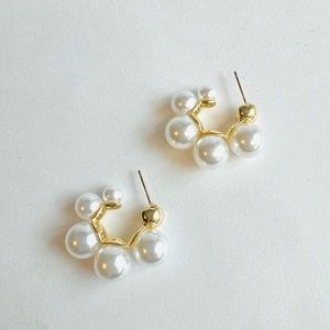 Gold pearl earring